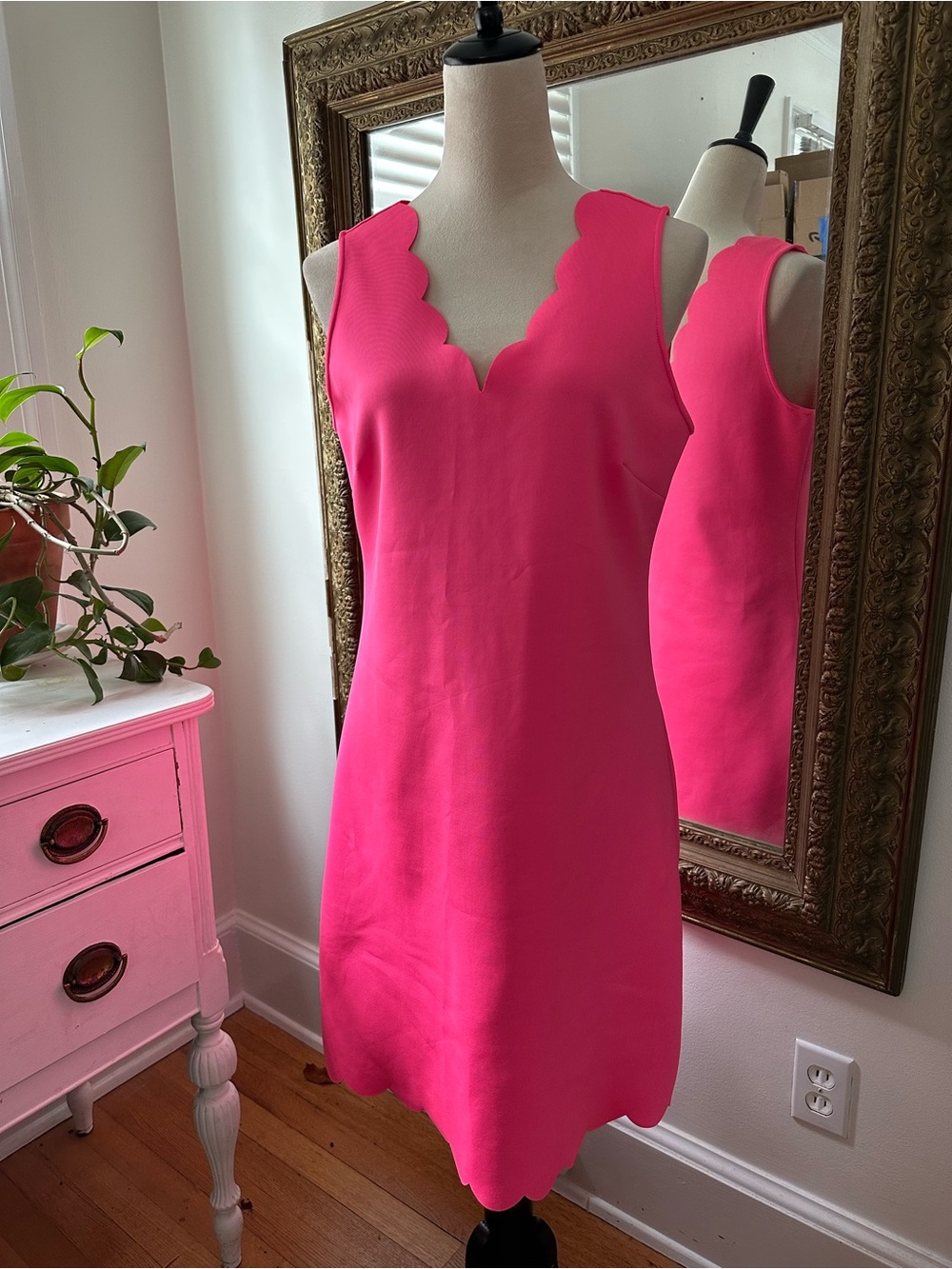 Lily Pulitzer dress M pink scalloped v neck preppy luxury short Mikayla scuba